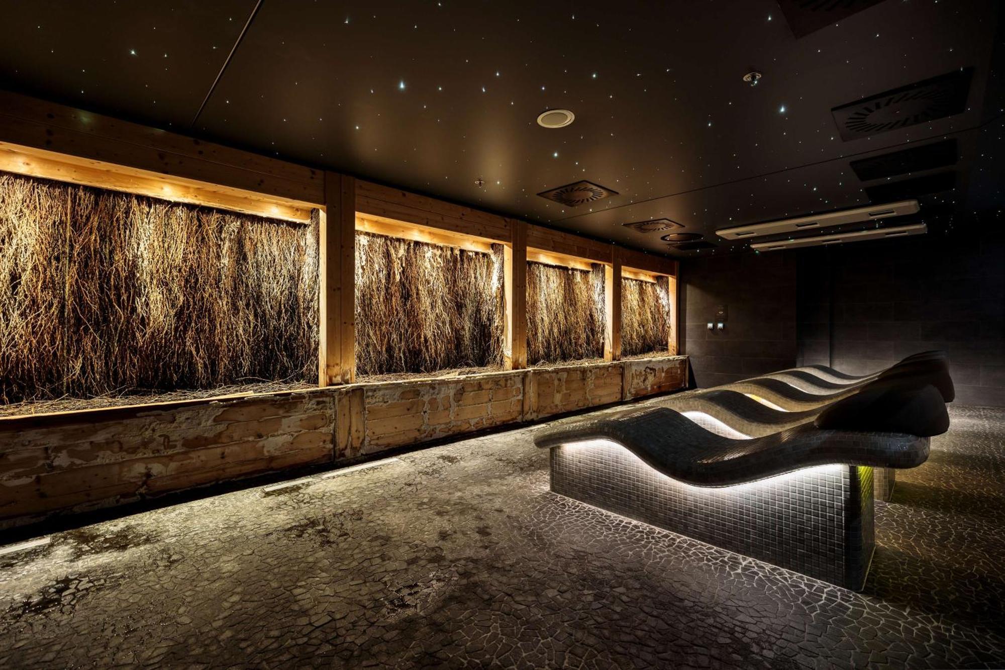 Radisson Blu Resort Świnoujście Εξωτερικό φωτογραφία The photo depicts a modern, serene spa or relaxation space. It features several wooden-framed windows that showcase natural elements, possibly dried grass or plants, creating a calming atmosphere. The walls are dark, and the ceiling may have lights r